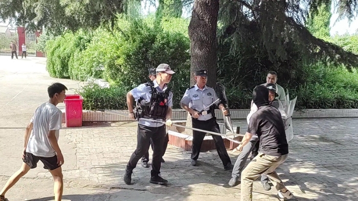 澄城公安寺前派出所開展校園反恐防暴演練活動。