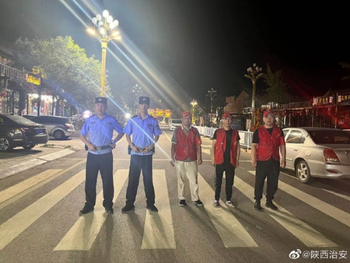 合陽洽川派出所組織民警、動員“洽力共建”群防群治力量對轄區重點行業、場所、部位進行安全檢查。