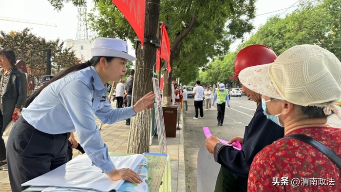 合陽縣公安局交警大隊在縣政府廣場參加合陽縣安全生產宣傳咨詢日活動。