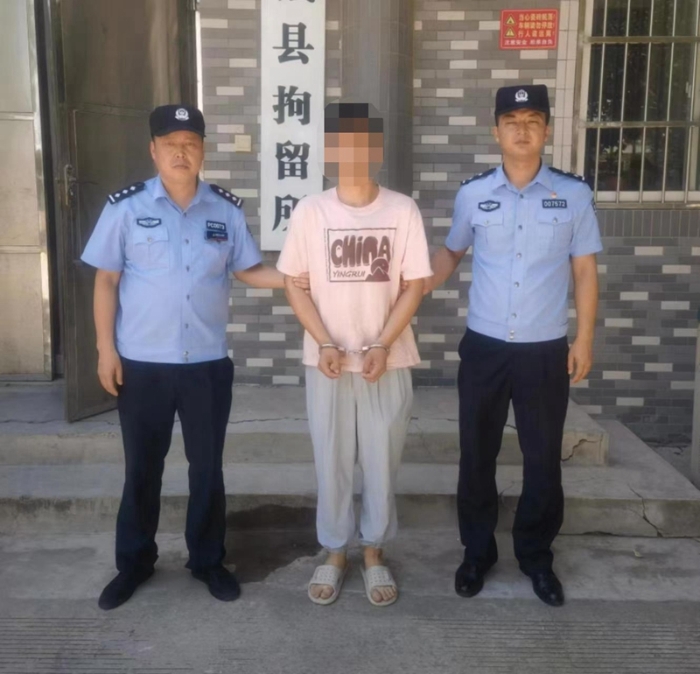 蒲城一男子亂貼“涉黃”小廣告獲利850元被警方拘留10日。