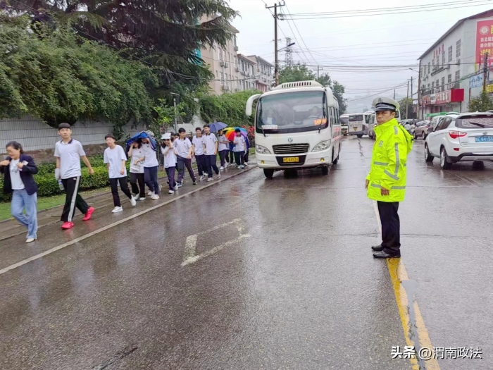 韩城交警在大雨中指挥疏导管控交通，全力以赴为中考护航。