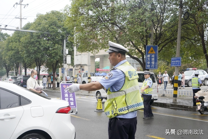 华州公安交警全力护航中考。