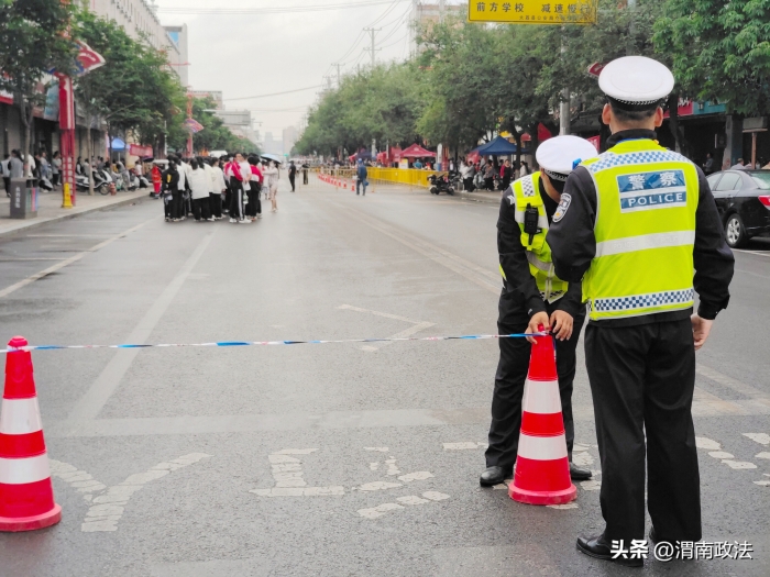 大荔交警全力打造中考平安交通路。
