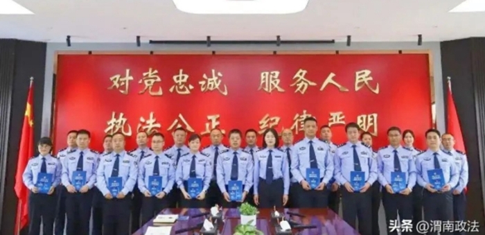 市公安局法制支隊分赴華州分局、合陽縣公安局、潼關縣公安局開展送書（法）下基層活動。