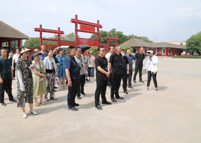 渭南市人民检察院青年干警走进殷墟，感受中国考古。