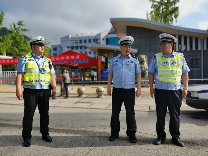 韩城公安交警全方位开启“保障+服务”的中考护航模式。