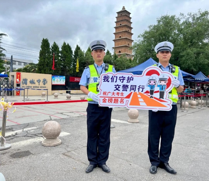 蒲城交警护航中考。