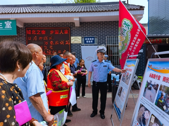 合阳县公安局交警大队走进城关镇孟家庄社区开展“美丽乡村行”交通安全宣传活动。
