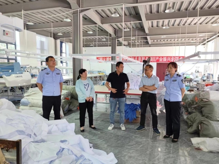 合阳县新池司法所联合县司法局法律小分队深入工厂开展“送法进企业”普法宣传活动。