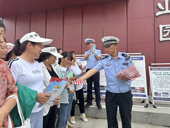 韩城市公安局交警大队组织宣传民警深入辖区富强宏图牧业开展进端午节前交通安全宣传教育活动。