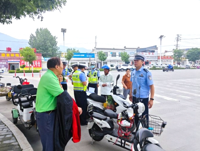 华州公安交警开展 “一盔一带”交通违法行为集中整治行动。