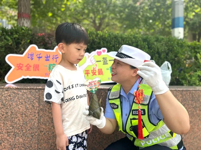 白水公安交警开展“‘粽’享一刻 平安回家”主题宣传活动。