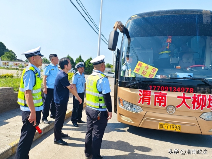 白水交警检查入白营运车辆。
