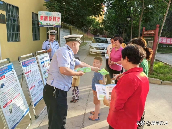 端午节小长假，韩城公安交警宣传交通安全。