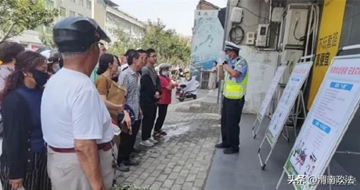 蒲城公安 交管大队民警在辖区解放路与朝阳街十字开展交安宣传“马路课堂”活动。