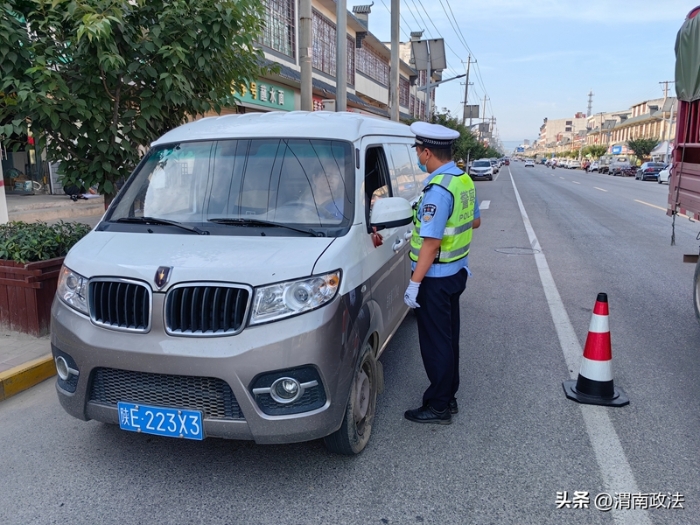 临渭交警“粽”动员，守护返程路保平安。