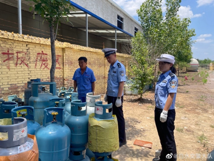 白水车管所民警对县液化气站开展安全专项检查。