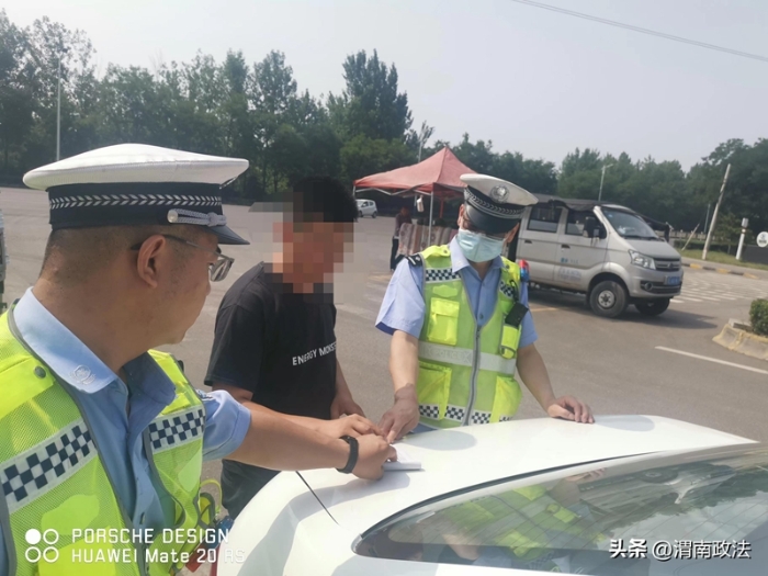 韩城公安交警查处一起货车严重超长、超宽的违法行为。