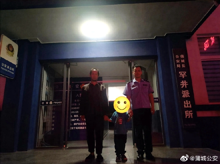 蒲城公安罕井派出所民警帮助走失孩子找到家人。
