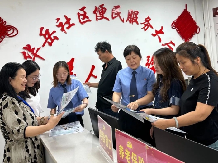 近日，华阴市人民检察院组织禁毒专案组深入社区、村组、学校持续开展禁毒宣传、入户走访工作。  