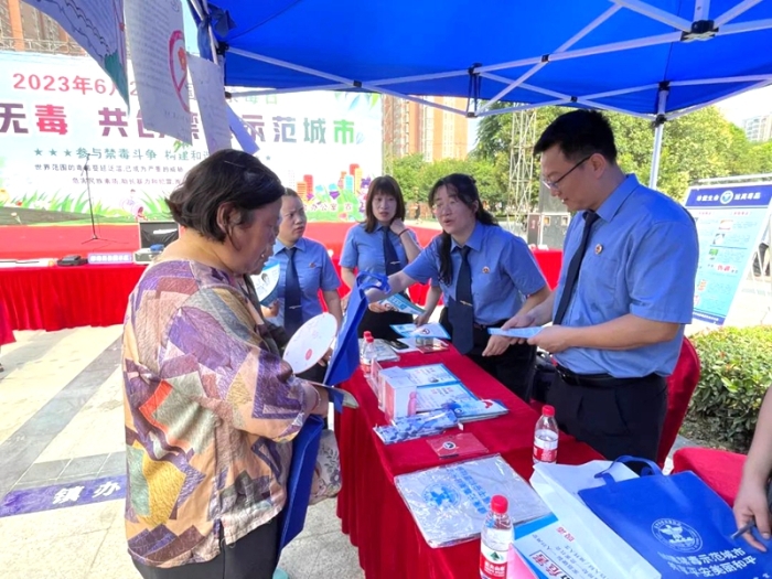富平县人民检察院积极开展“6.26国际禁毒日”集中宣传活动。