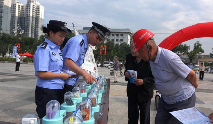 蒲城公安开展“6.26国际禁毒日”主题集中宣传活动。