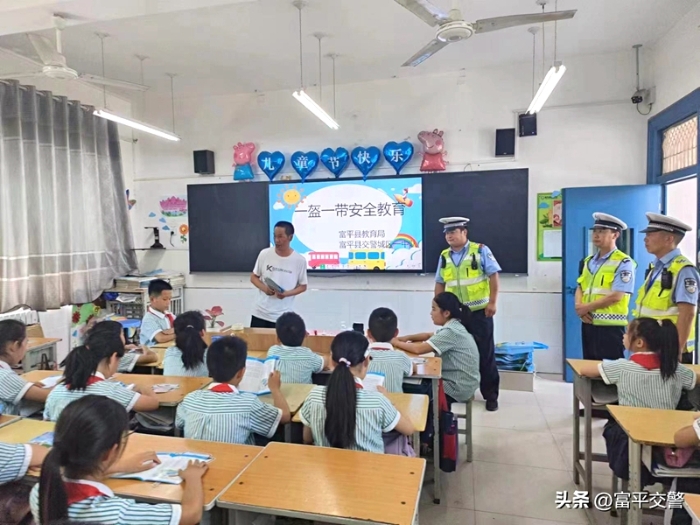 6月25日下午，富平县公安局交警大队城区执勤一中队走进辖区莲湖学校，开展“一盔一带”进校园宣传活动。
