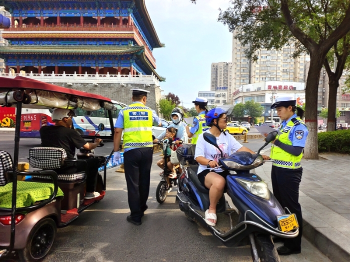 大荔公安交警在辖区开展“一盔一带”交通违法行为专项整治行动。