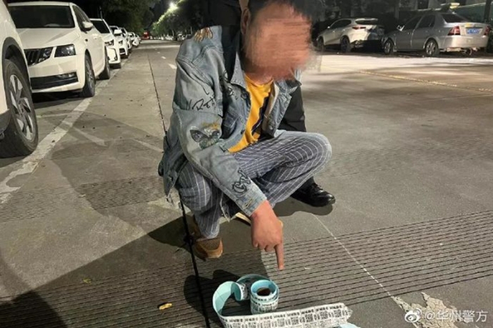 男子张贴“涉黄”小卡片，华州公安深夜蹲守抓“现行”。