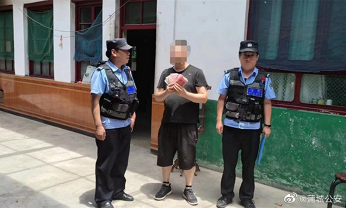2万元现金“被盗”民警现场破乌龙案。