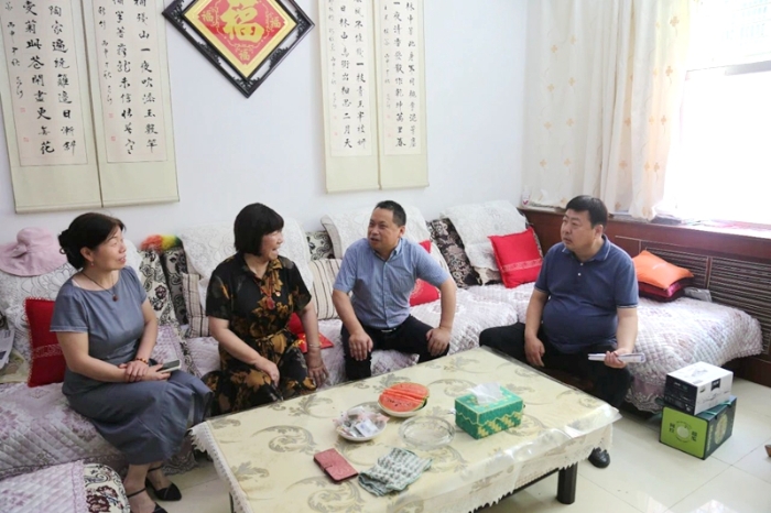 潼关县人民检察院开展“情系老党员 关怀暖人心”慰问活动。