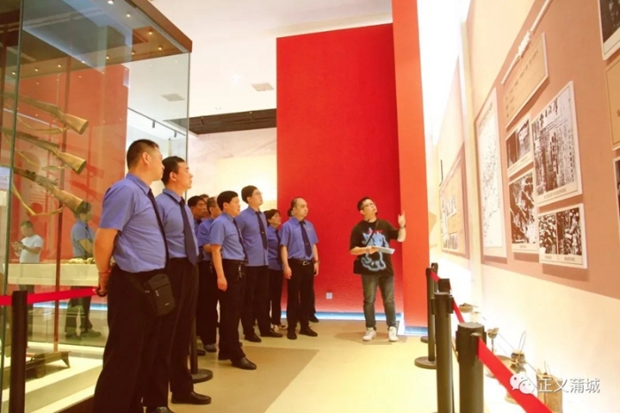 蒲城县人民检察院组织党员干警前往永丰革命烈士陵园，开展“传承红色基因 当好红色传人”主题党日活动。
