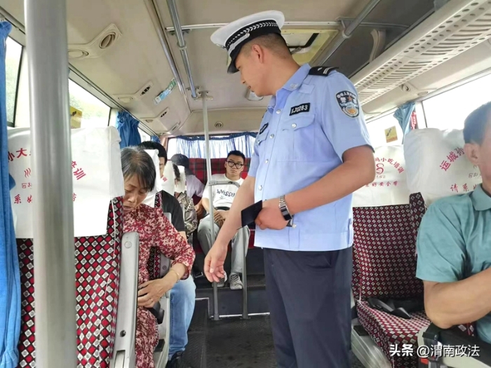 韩城公安交警开展“生命带=安全带”整治宣传活动。