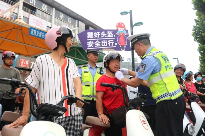 渭南高新交警大队联合行业企业开展“一盔一带”主题宣传活动。