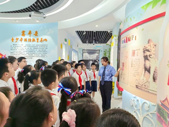 渭南高新小学40余名师生走进富平县人民检察院开展红色研学之旅。