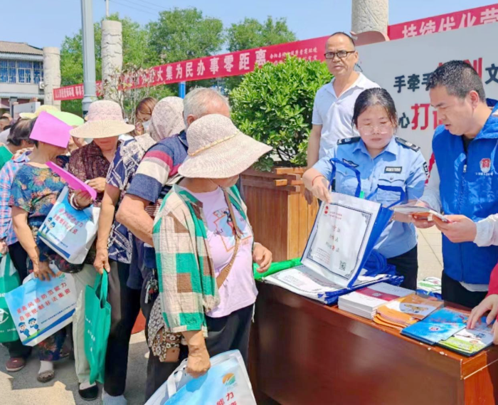 合阳县司法局法律服务小分队在坊镇街道开展法治宣传活动。