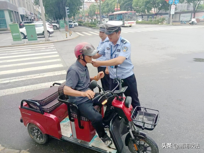 韩城市公安局交警大队开展摩托车、电动车未戴头盔专项整治行动。