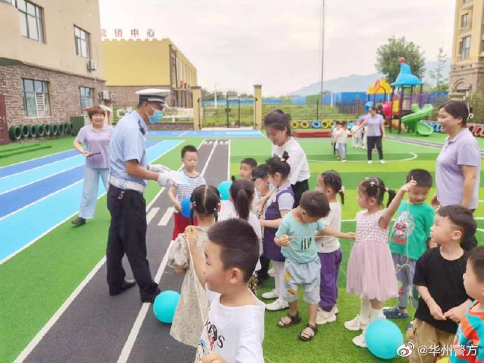 华州公安交警深入辖区米兰幼儿园开展交通安全宣传活动。