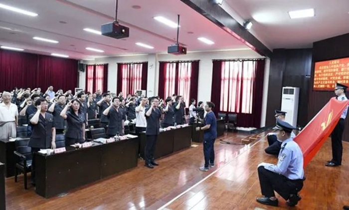 渭南中院全体党员干警重温入党誓词。