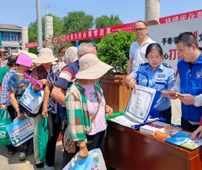 合阳县司法局法律服务小分队在坊镇街道开展法治宣传活动。