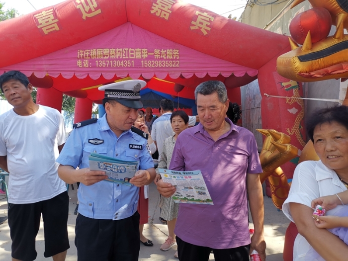 大荔公安交警走进村民婚礼开展交安宣传活动。
