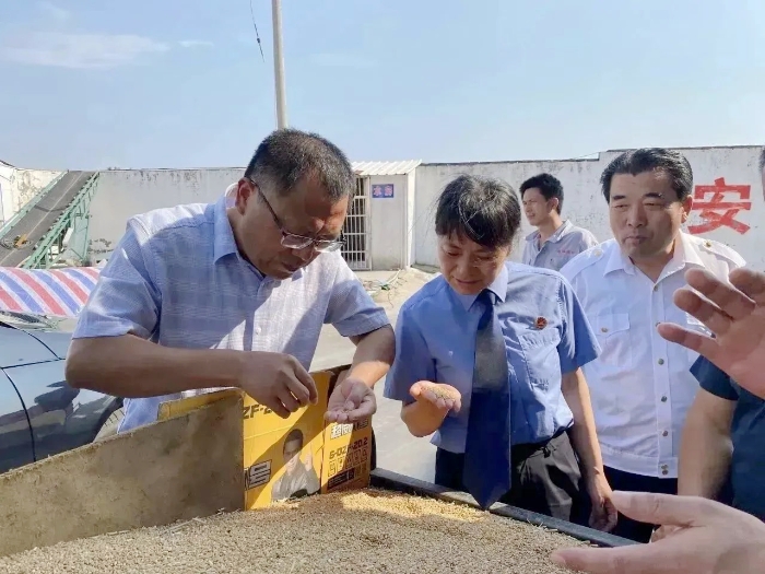 合阳县人民检察院对粮食安全执法进行专项检查。