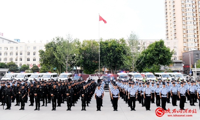 全市公安机关第一次夏夜治安巡查宣防集中统一行动启动仪式现场。记者 许艾学 摄
