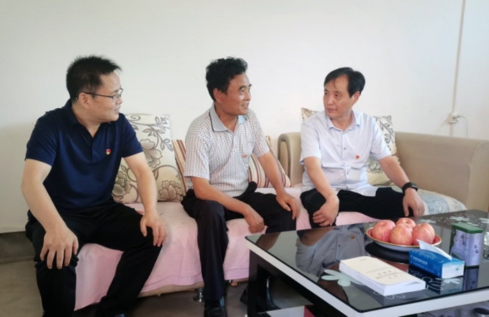 市委政法委常务副书记惠中正到包联村开展“七一”慰问。