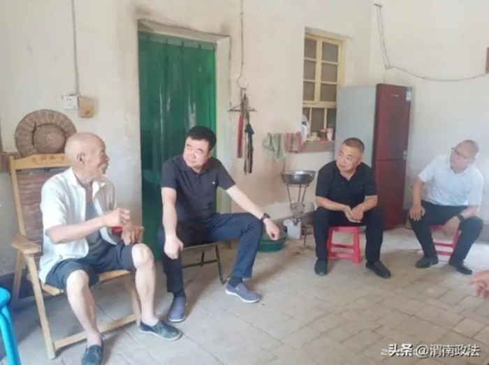 “七一”前夕，富平县委副书记、政法委书记亢鹏走访慰问老党员。