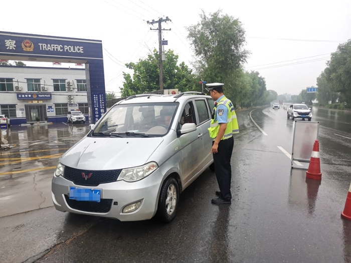 大荔公安交警开启“雨天守候模式” 全力保畅通。