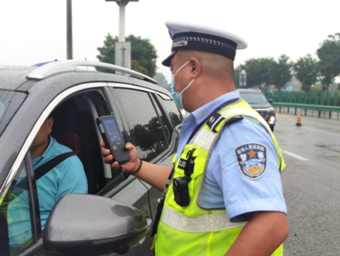 华州交警开展道路交通违法行为整治行动。