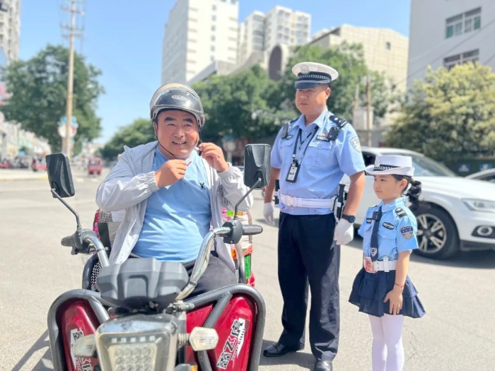 白水交警携手萌娃变身“小交警”，沉浸式体验交警工作。