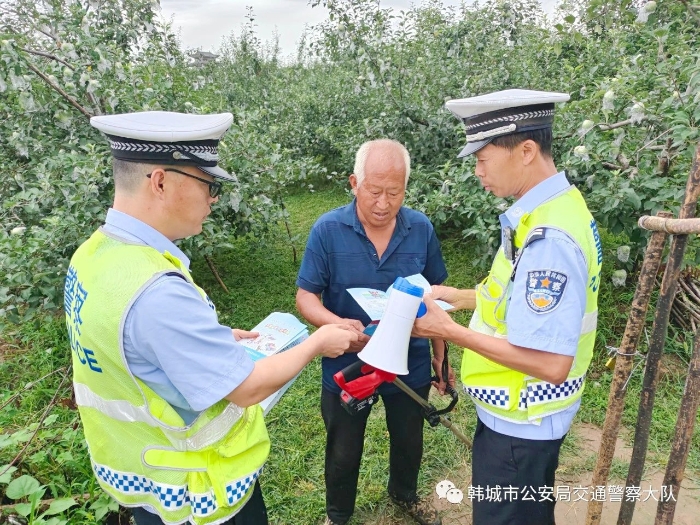 韩城交警深入农村田间地头，开展花椒采摘季的交通安全宣传工作。
