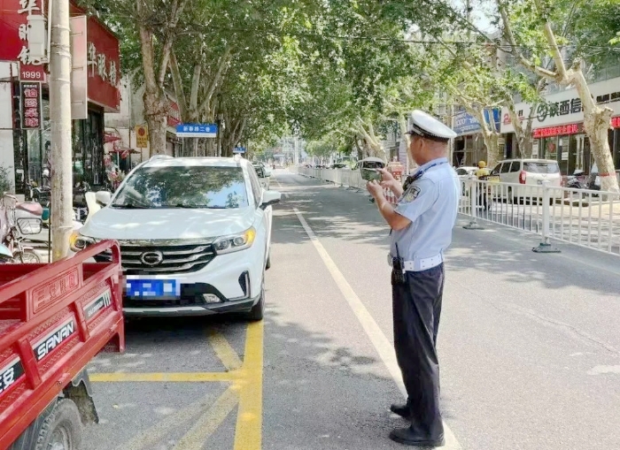 华州交警在辖区内开展违法停车专项整治行动。